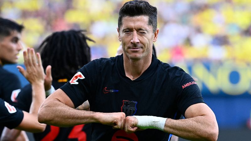 El polaco Robert Lewandowski regresa a la concentración del Barcelona con molestias.