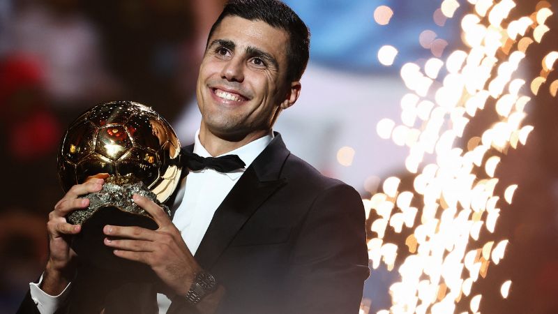 Rodri se impuso al delantero del Real Madrid, Vinicius, quien se presentaba como el favorito para quedarse con el Balón de Oro 2024.