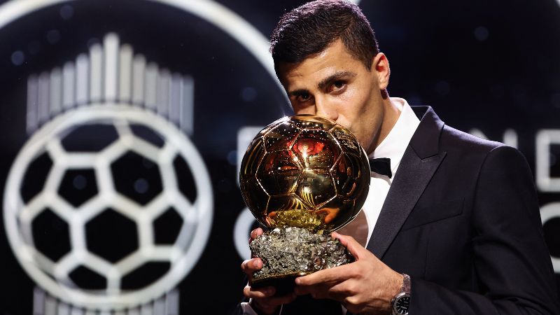 El centrocampista español del Manchester City, Rodri, besa el trofeo al recibir el Balón de Oro.