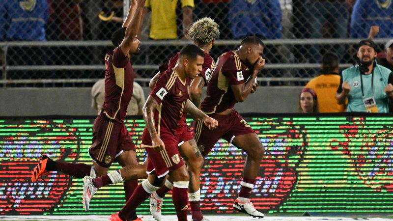 El delantero venezolano Salomón Rondón celebra después de anotar el gol del empate ante Argentina.