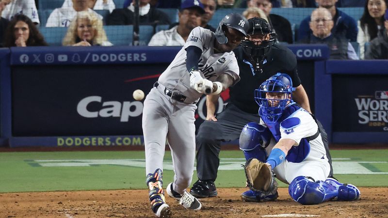  Jazz Chisholm Jr., de los Yankees de Nueva York, conecta un sencillo contra los Dodgers de Los Ángeles.