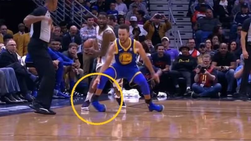 Stephen Curry se torció el tobillo derecho y estará fuera de la duela por lo menos dos juegos.