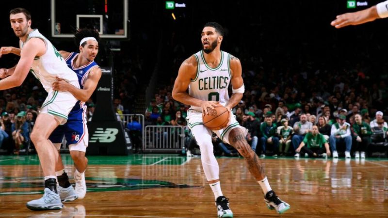 El alero Jayson Tatum, líder de los campeones Boston Celtics, se perfila como los más aptos para el relevo.