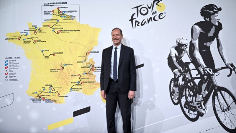 El director del Tour de Francia, Christian Prudhomme, posa delante del recorrido y las etapas de la edición 2025 tras su presentación oficial en París.