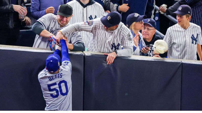 El jardinero de los Dodgers, Mookie Betts, prácticamente se peleó con dos aficionados de los Yankees.