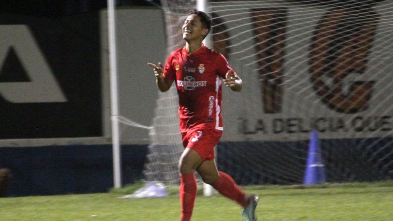 Walter Adrián Ramírez celebra el primer tanto de la Real Sociedad frente a Potros de Olancho FC.