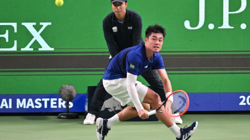 El chino Wu Yibing devuelve el balón al español Carlos Alcaraz durante su partido individual masculino.