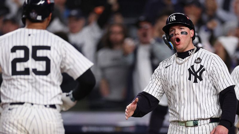 Gleyber Torres, de los Yankees de Nueva York, es felicitado por Alex Verdugo después de conectar un jonrón de tres carreras durante la octava entrada del cuarto juego de la Serie Mundial 2024 contra los Dodgers.