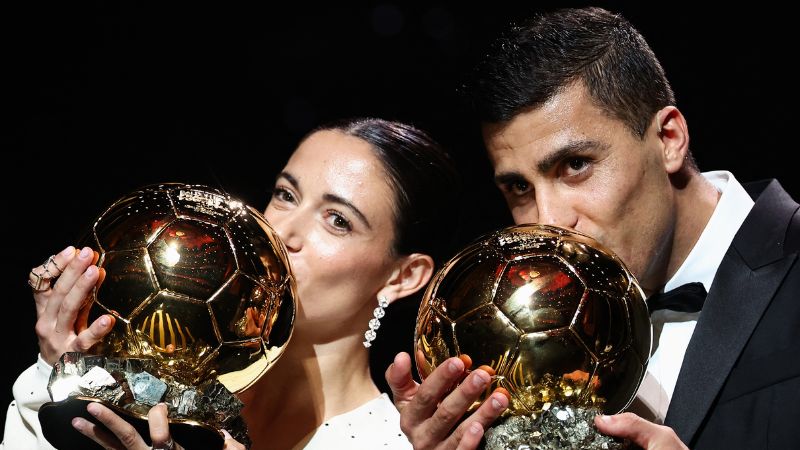 Los mediocampistas españoles, ​​Aitana Bonmati y Rodri posan con su premio Balón de Oro.