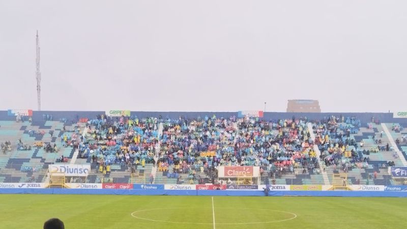 Las graderías del coloso sampedrano cuenta con una buena cantidad de aficionados.