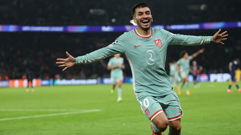 El delantero argentino del Atlético de Madrid, Ángel Correa, celebra después de anotar el segundo gol de su equipo sobre el Paris Saint-Germain (PSG).