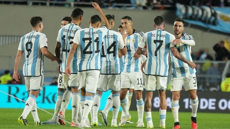 Argentina lidera la clasificatoria sudamericana al Mundial 2026 con 22 puntos.