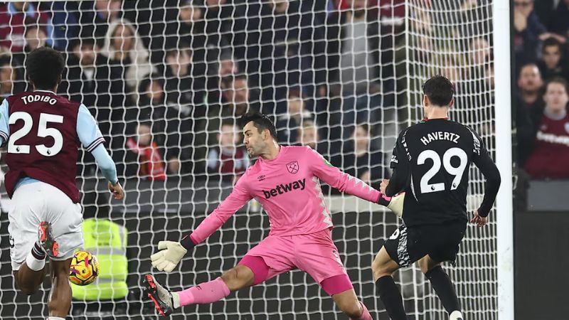 El Arsenal ganó al West Ham un derbi londinense con muchos goles (5-2) para situarse segundo en la Premier League.