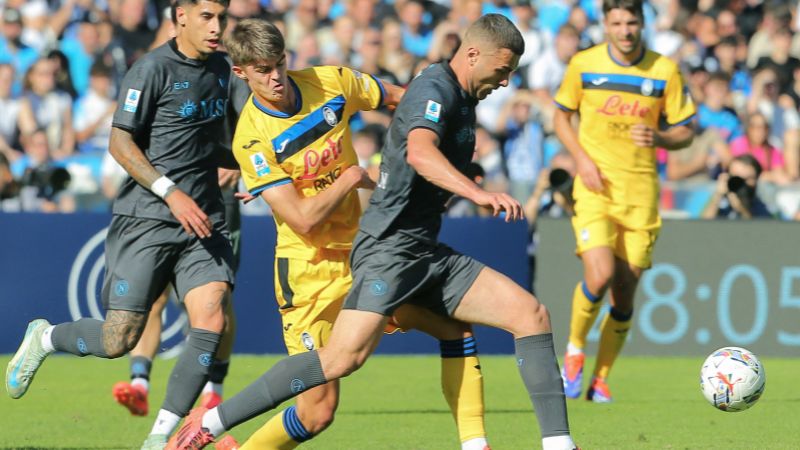 El centrocampista belga del Atalanta, Charles De Ketelaere, lucha por el balón con el defensor del Napoli, Alessandro Buongiorno.