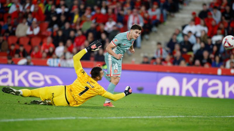 El delantero argentino del Atlético de Madrid, Julián Álvarez, supera al portero eslovaco del Real Mallorca, Dominik Greif.