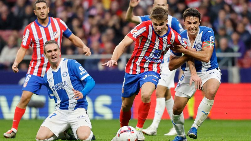 El centrocampista del Atlético de Madrid, Pablo Barrios, lucha por el balón con el mediocampista del Alavés, Ander Guevara.