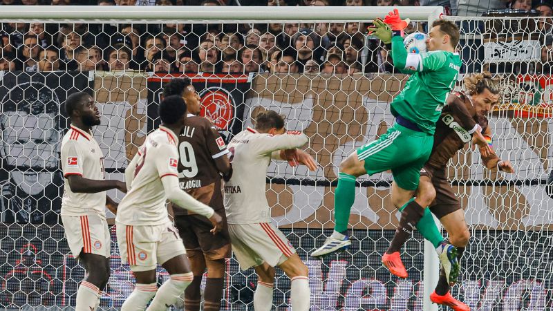 El portero alemán del Bayern Munich, Manuel Neuer, realiza una atajada durante el partido contra el St Pauli.