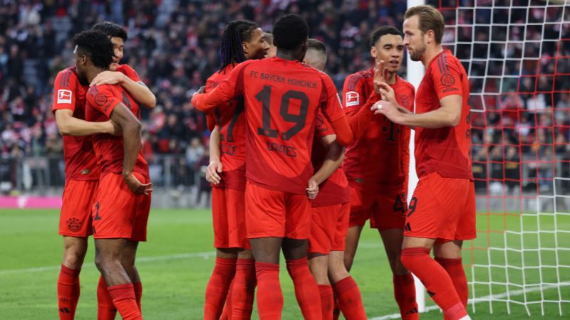 El delantero francés del Bayern Munich, Kingsley Coman, celebra el gol del 2-0 con sus compañeros de equipo durante el partido contra el FC Union Berlin.