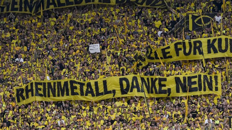 En los partidos del Borussia Dortmund sale a relucir pancartas en contra del patrocinio con Rheinmetall.