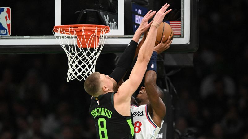 Kristaps Porzingis de los Boston Celtics bloquea un tiro de Kris Dunn de los LA Clippers.