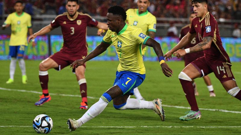 El delantero brasileño Vinicius Jr controla el balón durante el partido contra Venezuela.