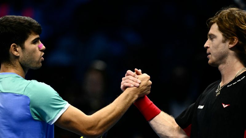 El español Carlos Alcaraz estrecha la mano del ruso Andrey Rublev tras ganar su partido en el torneo de tenis ATP Finals en Turín.