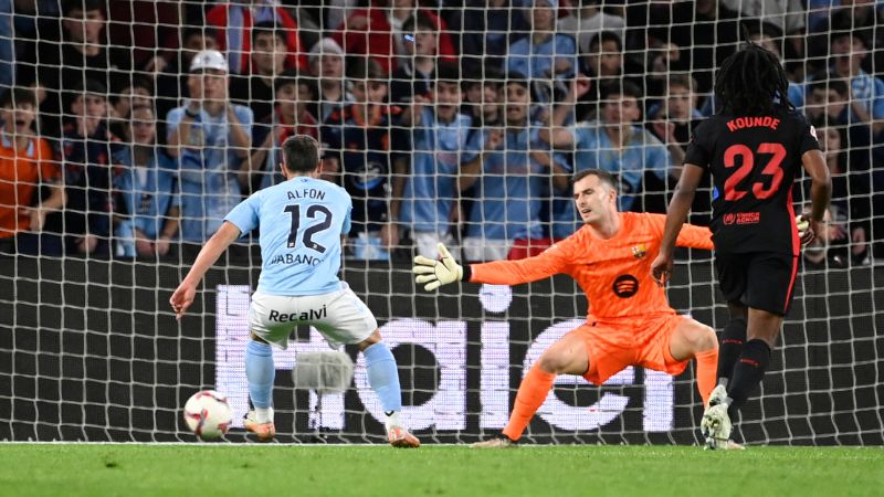 El delantero español del Celta de Vigo, Alfonso González, marca el primer gol de su equipo ante el Barcelona.