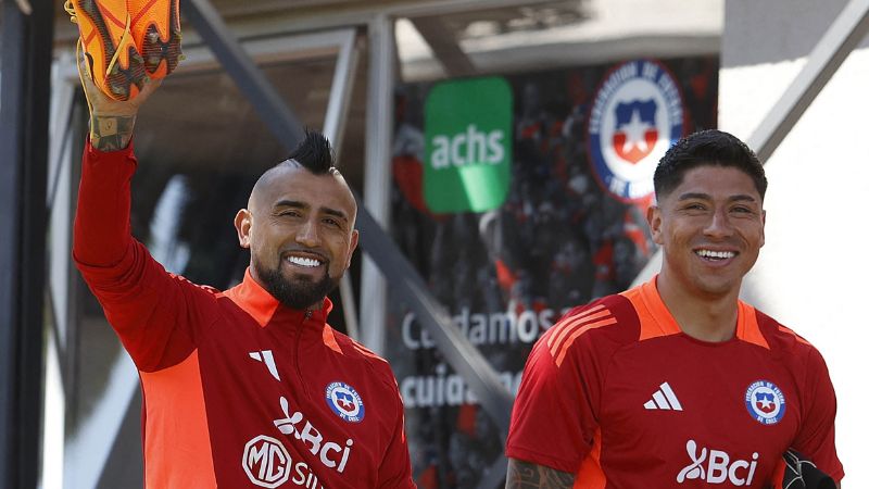 Fotografía difundida por la Asociación Nacional de Fútbol Profesional de Chile (ANFP) que muestra al mediocampista Arturo Vidal y al portero Brayan Cortés.