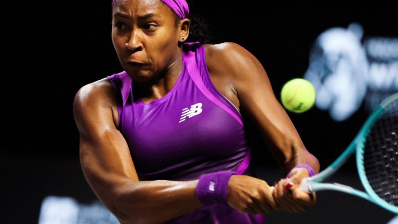 La estadounidense Coco Gauff devuelve la bola a la china Zheng Qinwen en la final femenina del Masters de Riad.