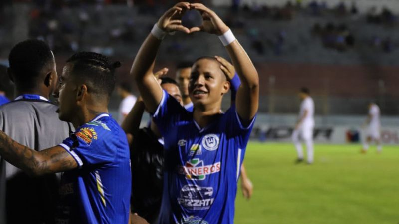 El joven delantero de Victoria, David Morales, celebra su primer gol en Liga Nacional.