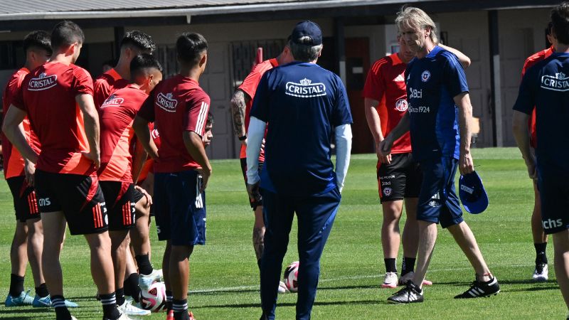 El entrenador argentino de Chile, Ricardo Gareca, observa durante una sesión de entrenamiento en Santiago.