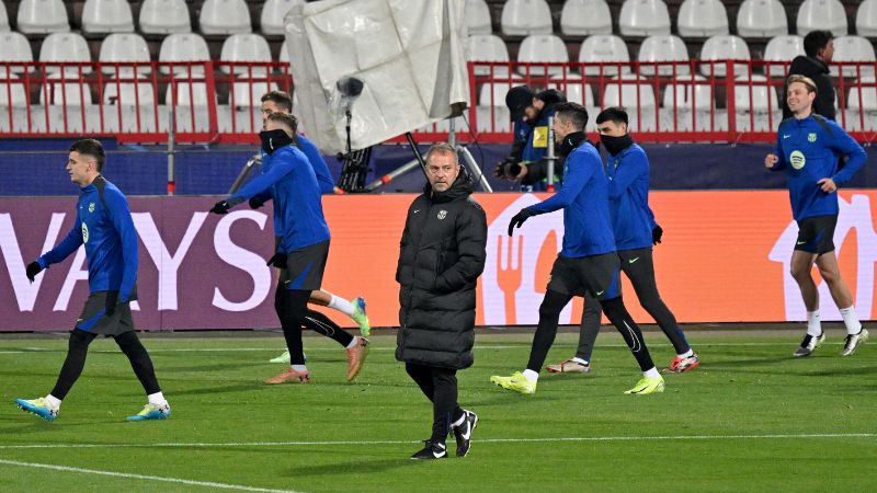 El entrenador alemán del Barcelona, ​​Hans-Dieter Flick, dirige una sesión de entrenamiento con miras al partido contra Estrella Roja.