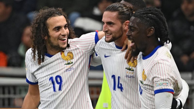 El delantero francés Adrien Rabiot celebra con sus compañeros Matteo Guendouzi y Manu Kone después de anotar un gol contra Italia.