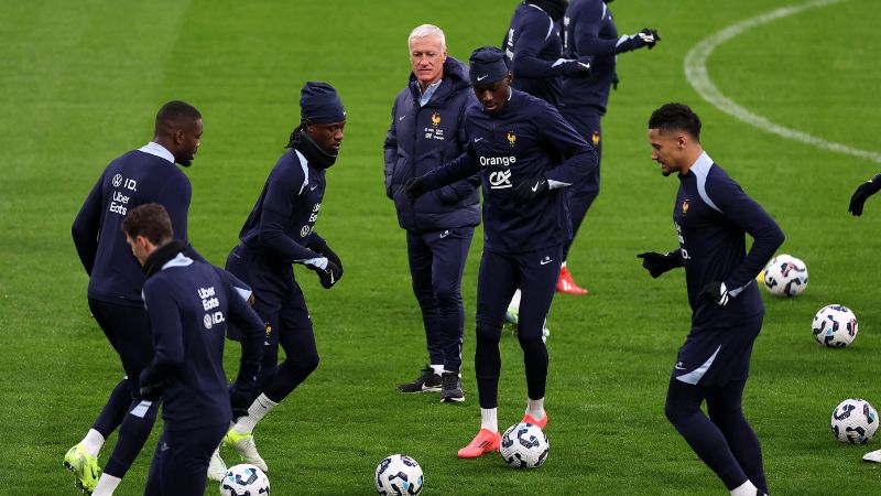 El seleccionador francés, Didier Deschamps, observa durante una sesión de entrenamiento en el Stade de France, en Saint-Denis.