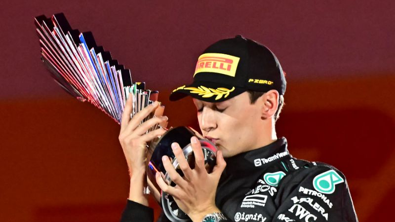 El piloto británico de Mercedes, George Russell, celebra en el podio después de ganar el Gran Premio de Fórmula Uno de Las Vegas.