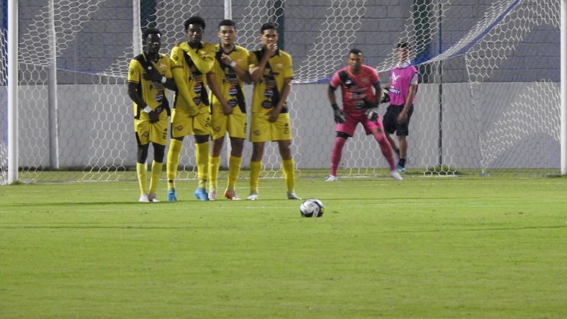 El portero de Génesis Comayagua, Gerson Argueta, está atento al tiro libre que cobró Alex López, de Potros de Olancho FC.