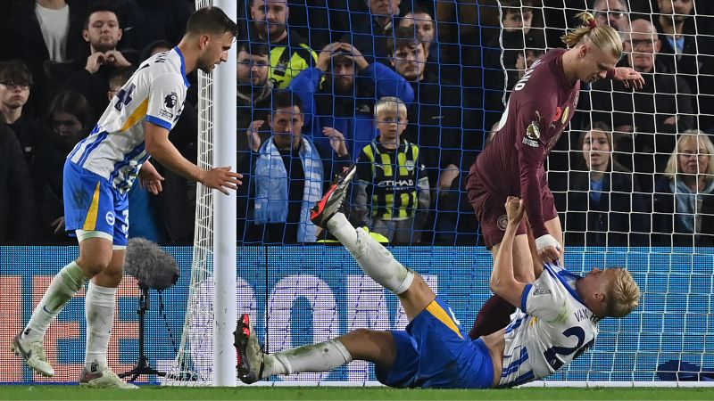 El delantero noruego del Manchester City, Erling Haaland y el defensa holandés del Brighton, Jan Paul van Hecke, chocan al buscar el balón.