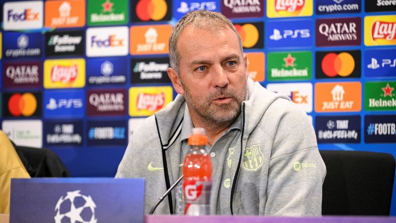 El entrenador del FC Barcelona, ​​Hansi Flick, ofrece una rueda de prensa previo al partido contra el Stade Brestois.