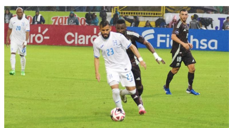 Jorge Álvarez conduce el balón perseguido por el mexi-colombiano, Julián Quiñönez.