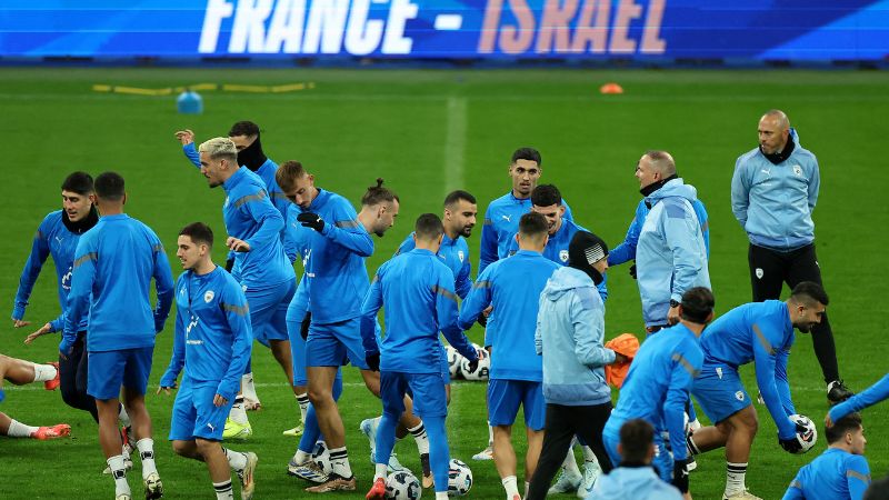 Los jugadores de Israel asisten a una sesión de entrenamiento en el Stade de France, en Saint-Denis, al norte de París.