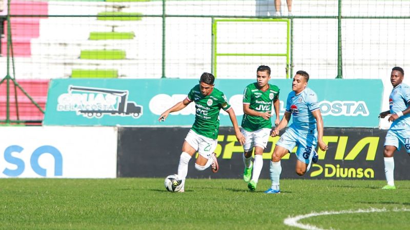 Isaac Castillo supera la marca del volante de contención de Motagua, Denis Meléndez.