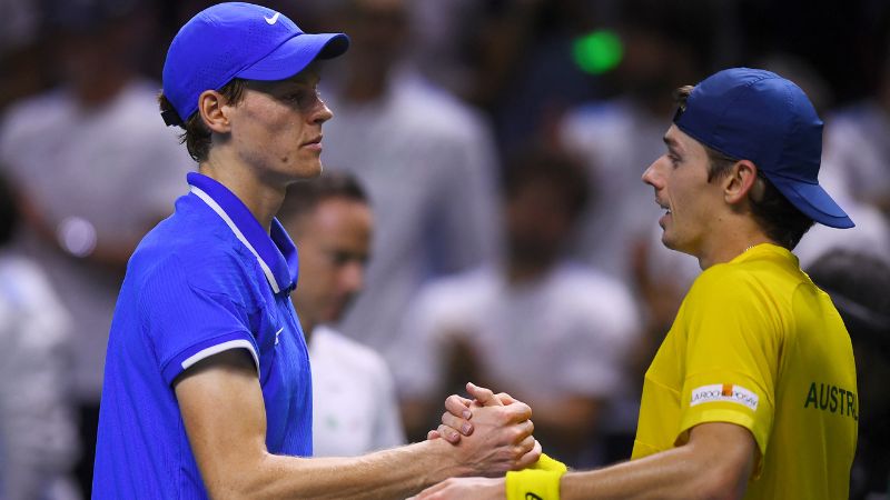 Jannik Sinner del equipo de Italia estrecha la mano de Alex de Minaur del equipo de Australia.