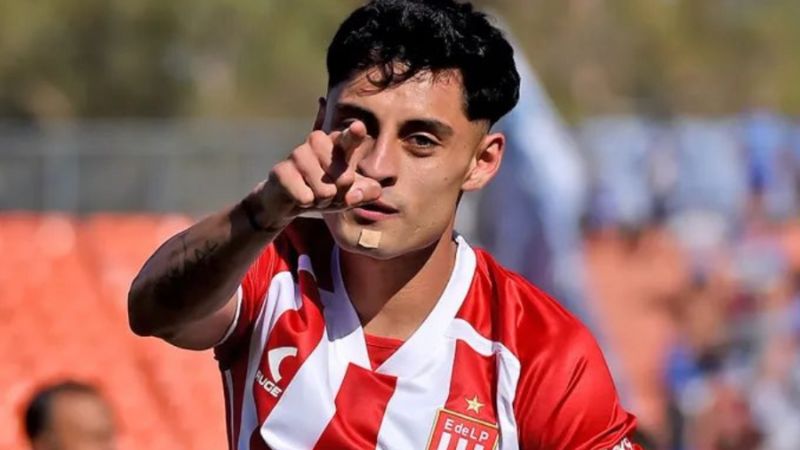 Javier Altamirano está feliz por volver a realizar lo que más le gusta, jugar al fútbol.