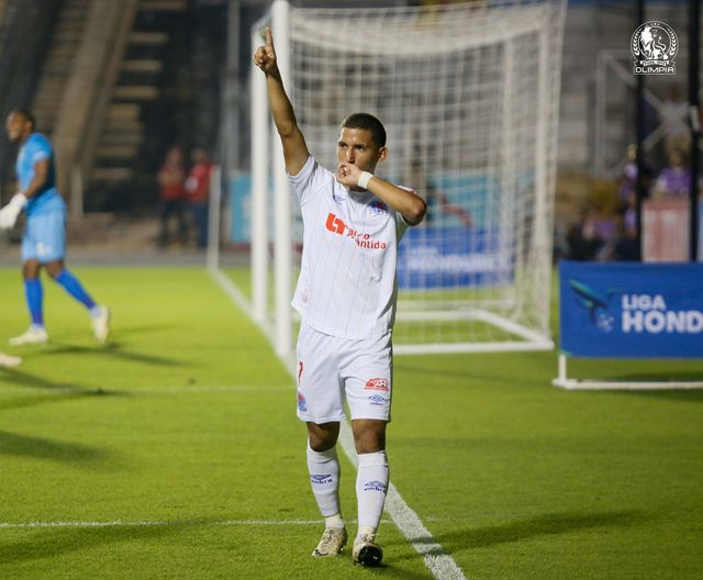 José Mario Pinto celebra el gol que le dio el triunfo al Olimpia sobre el Real España.