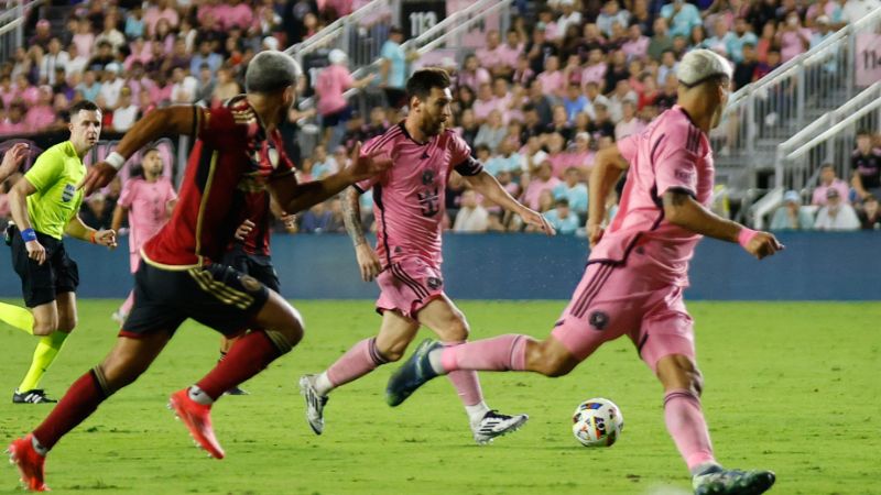 El delantero argentino del Inter de Miami, Lionel Messi, corre con el balón durante el partido de vuelta de las semifinales contra el Atlanta United.