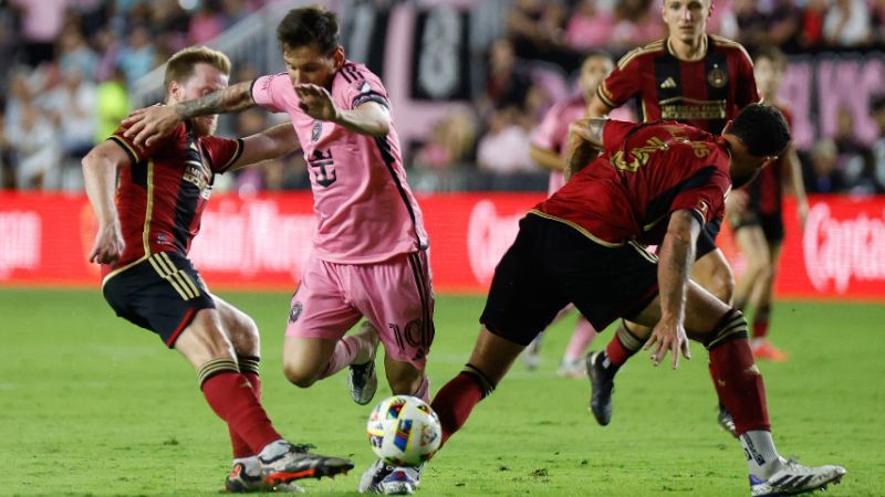 El delantero argentino del Inter de Miami, Lionel Messi, lucha por el balón con los defensas del Atlanta United, Dax McCarty y Derek Williams.