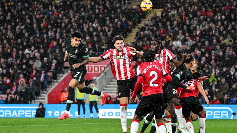 El mediocampista colombiano del Liverpool, Luis Díaz, cabecea el balón durante el partido contra el Southampton.