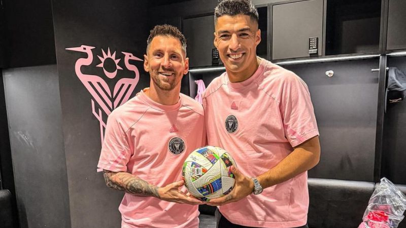 El uruguayo Luis Suárez continuará compartiendo vestuario con su compañero y amigo, Lionel Messi.