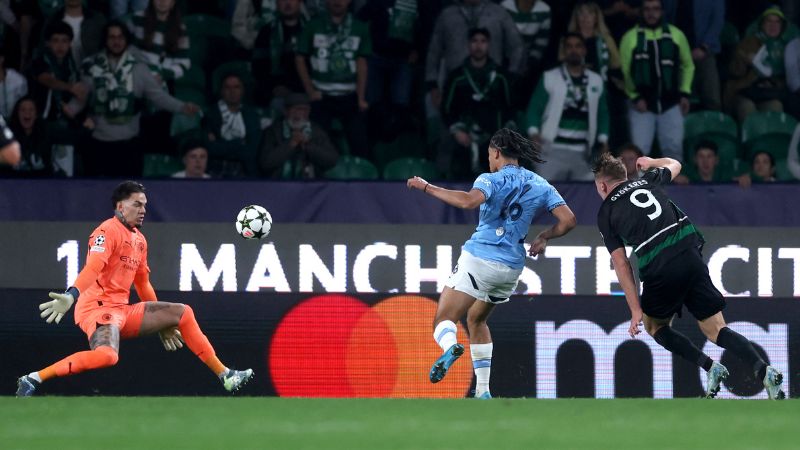 El delantero sueco del Sporting de Lisboa, Viktor Gyokeres, marca el primer gol de su equipo frente al Manchester City.