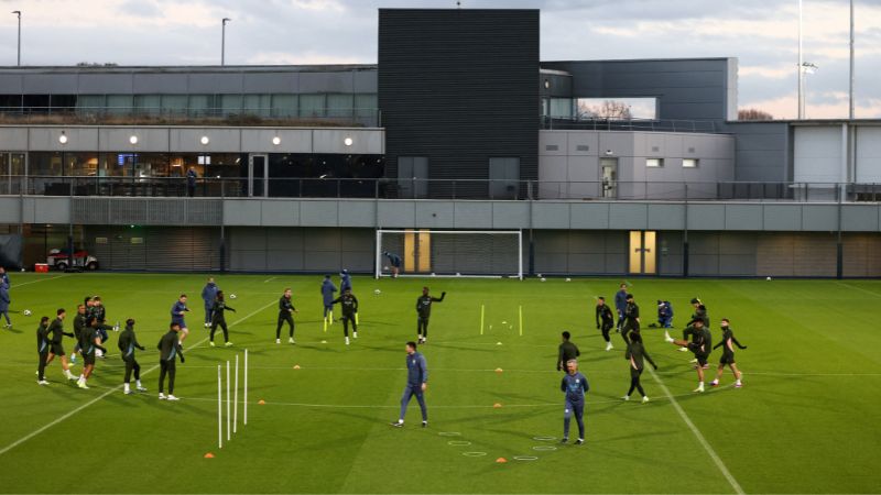 Los jugadores del Manchester City participan en una sesión de entrenamiento en el campo de entrenamiento previo al partido contra el Feyenoord.